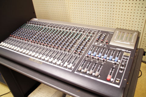 音楽スタジオ ミキサー